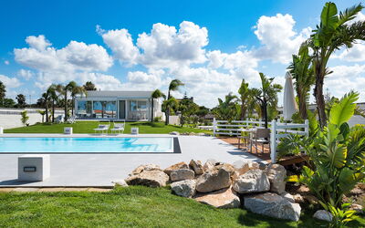 Casa Biancoverde - Marsala, Sicilia: Nube, Cielo, Planta, Edificio, El Terreno Del Lote, Piscina, Arecales, Agua, Hierba, Árbol