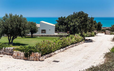 Isolina Bianca - Scicli, Sicilia: Cielo, Planta, Propiedad, Agua, Árbol, Paisaje Natural, El Terreno Del Lote, Casa, Edificio, Hierba