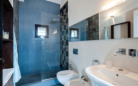 Isolina Bianca - Scicli, Sicilia: Arreglo De Tubería, Espejo, Grifo, Lavabo, Propiedad, Púrpura, Baño, Azur, Lavabo Del Baño, Diseño De Interiores