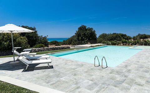 Isolina Bianca - Scicli, Sicilia: Agua, Cielo, Piscina, Planta, Azur, Rectángulo, Mueble Para Exteriores, Sunlounger, Árbol, Sombra