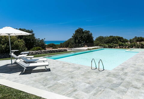 Isolina Bianca - Scicli, Sicilia: Agua, Cielo, Piscina, Planta, Azur, Rectángulo, Mueble Para Exteriores, Sunlounger, Árbol, Sombra
