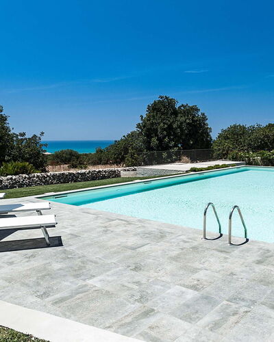 Isolina Bianca - Scicli, Sicilia: Agua, Cielo, Piscina, Planta, Azur, Rectángulo, Mueble Para Exteriores, Sunlounger, Árbol, Sombra