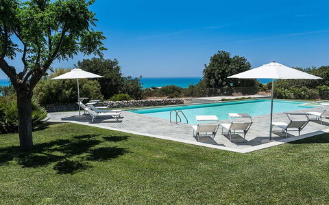 Isolina Verde - Scicli, Sicilia: Agua, Planta, Cielo, Árbol, Piscina, Mueble Para Exteriores, Sombra, Sunlounger, Arecales, Rectángulo