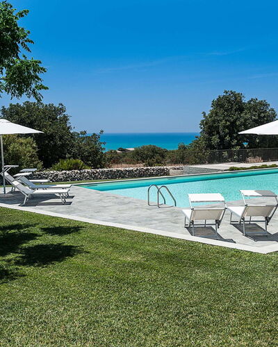 Isolina Verde - Scicli, Sicilia: Agua, Planta, Cielo, Árbol, Piscina, Mueble Para Exteriores, Sombra, Sunlounger, Arecales, Rectángulo