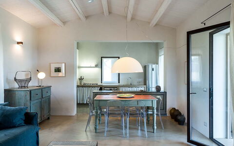 Isolina Rossa - Scicli, Sicilia: Mesa, Madera, Diseño De Interiores, Edificio, Suelo, Piso, Casa, Sofá, Sala