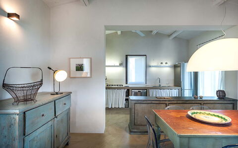 Isolina Rossa - Scicli, Sicilia: Mesa, Mueble, Gabinetes, Diseño De Interiores, Madera, Cocina, Piso, Suelo, Cajón, Madera Dura