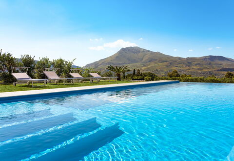 Villa Cinema - Castellammare Del Golfo, Sicilia: Agua, Cielo, Planta, Nube, Piscina, Naturaleza, Árbol, Paisaje Natural, Montaña, Paisaje