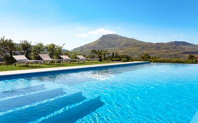 Villa Cinema - Castellammare Del Golfo, Sicilia: Agua, Cielo, Planta, Nube, Piscina, Naturaleza, Árbol, Paisaje Natural, Montaña, Paisaje