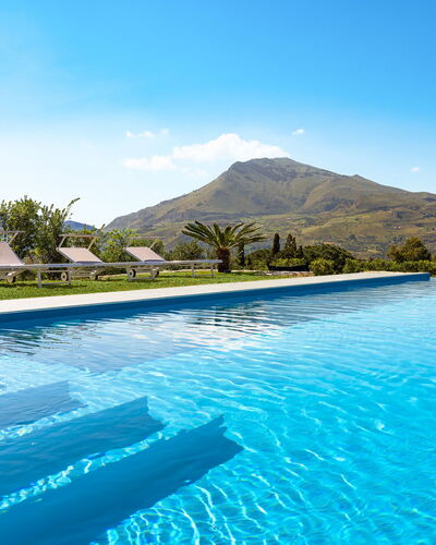 Villa Cinema - Castellammare Del Golfo, Sicilia: Agua, Cielo, Planta, Nube, Piscina, Naturaleza, Árbol, Paisaje Natural, Montaña, Paisaje