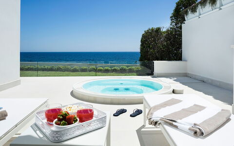 Mariposa - Fontane Bianche, Sicilia: Agua, Cielo, Propiedad, Mueble, Edificio, Azur, Mesa, Piscina, Mueble Para Exteriores, Arquitectura