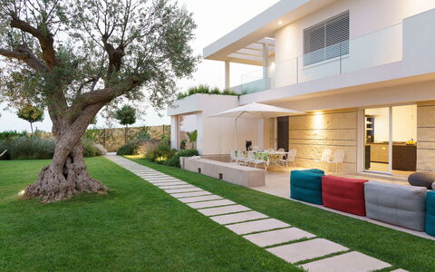 Splendida - Modica, Sicilia: Cielo, Planta, Propiedad, Edificio, Ventana, Árbol, Puerta, Sombra, El Terreno Del Lote, Diseño De Interiores