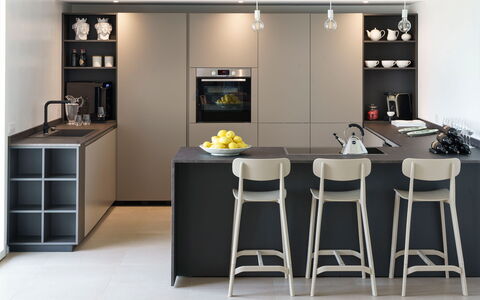 Splendida - Modica, Sicilia: Mueble, Mesa, Gabinetes, Diseño De Interiores, Silla, Piso, Suelo, Cocina, Pared, Estantería