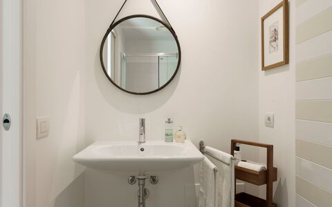 Splendida - Modica, Sicilia: Espejo, Grifo, Lavabo Del Baño, Lavabo, Propiedad, Arreglo De Tubería, Baño, Madera, Edificio, Bienes Raíces