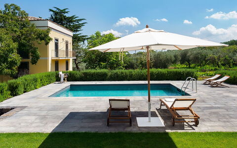 Villa Tranquilla - Randazzo, Sicilia: Planta, Agua, Propiedad, Piscina, Cielo, Nube, Edificio, Árbol, Sombra, Rectángulo