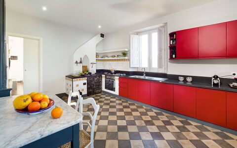 Villa Tranquilla - Randazzo, Sicilia: Mueble, Mostrador, Gabinetes, Cocina, Naranja, Diseño De Interiores, Piso, Madera, Suelo, Estufa De Cocina