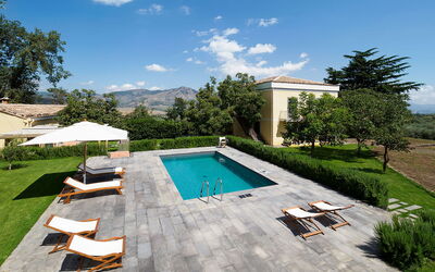Villa Tranquilla - Randazzo, Sicilia: Cielo, Nube, Planta, Agua, Propiedad, Piscina, Azur, Árbol, Mueble Para Exteriores, Paraguas