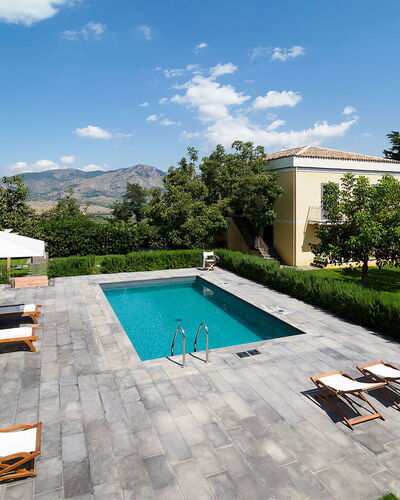 Villa Tranquilla - Randazzo, Sicilia: Cielo, Nube, Planta, Agua, Propiedad, Piscina, Azur, Árbol, Mueble Para Exteriores, Paraguas