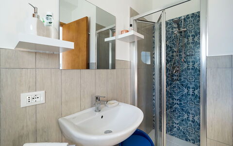Villa Chiara - Paceco, Sicilia: Espejo, Marrón, Grifo, Arreglo De Tubería, Lavabo, Propiedad, Lavabo Del Baño, Baño, Púrpura, Diseño De Interiores
