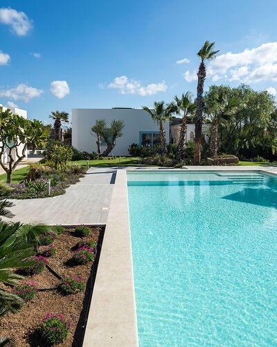 Villa Chiara - Paceco, Sicilia: Agua, Nube, Cielo, Planta, Piscina, Azur, Árbol, Arecales, Barrio Residencial, Ocio