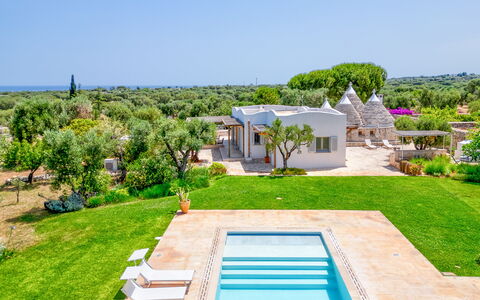 Villa Del Capitolo Con Trullo: Cielo, Planta, Propiedad, Edificio, Naturaleza, Azur, Árbol, Arquitectura, Hierba, Agua