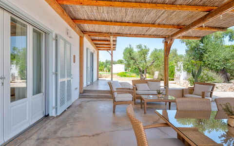 Villa Del Capitolo Con Trullo: Planta, Sombra, Madera, Ventana, Puerta, Porche, Árbol, Haz, Bienes Raíces, Techo