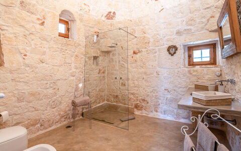 Villa Del Capitolo Con Trullo: Propiedad, Arreglo De Tubería, Diseño De Interiores, Madera, Edificio, Ladrillo, Piso, Suelo, Baño, Bienes Raíces
