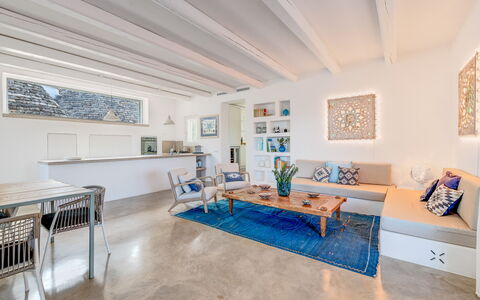 Villa Del Capitolo Con Trullo: Mesa, Planta De Casa, Edificio, Maceta, Planta, Marco, Arquitectura, Diseño De Interiores, Madera, Sala