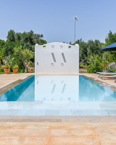 Villa Del Capitolo Con Trullo: Agua, Cielo, Piscina, Planta, Árbol, Edificio, Sombra, Material Compuesto, Ocio, Paisaje