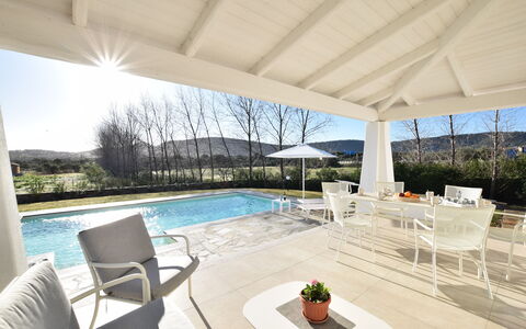 Villa Helios - Budoni, Sardegna: Agua, Cielo, Planta, Propiedad, Mueble, Mesa, Silla, Piscina, Sombra, Ventana