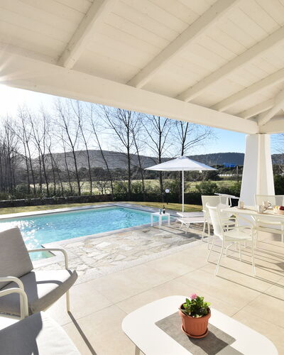 Villa Helios - Budoni, Sardegna: Agua, Cielo, Planta, Propiedad, Mueble, Mesa, Silla, Piscina, Sombra, Ventana