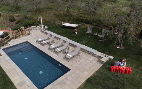 Villa Botinaccio: Agua, Planta, Piscina, Silla, Ocio, Hierba, Árbol, Mueble Para Exteriores, Recreación, Paisaje