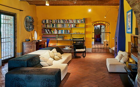 Villa Botinaccio: Mueble, Propiedad, Sofá, Marco, Mesa, Sala, Arquitectura, Madera, Diseño De Interiores, Librero
