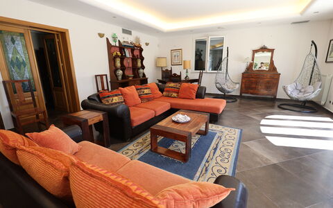 Villa Rosarno: Marco, Mueble, Sofá, Mesa, Comodidad, Madera, Sala, Sofá Cama, Naranja, Lámpara