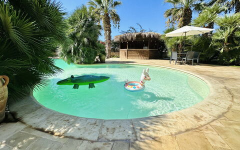 Villa Rosarno: Agua, Azur, Árbol, Planta, Cielo, Piscina, Sombra, Arecales, Ocio, Agua