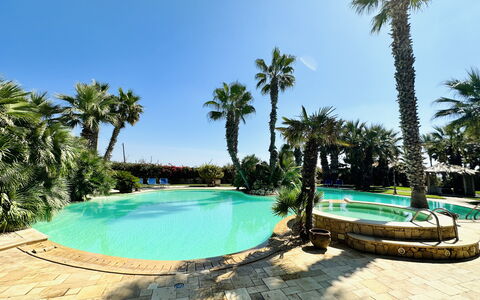 Villa Rosarno: Agua, Planta, Cielo, Propiedad, Piscina, Árbol, Azur, Sombra, Cuerpo De Agua, Arecales