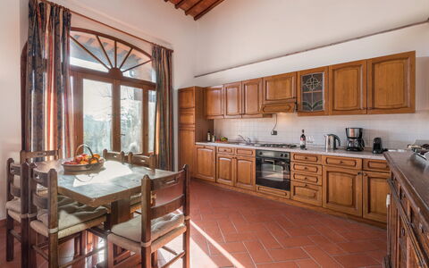Le Masse - Greve In Chianti, Toscana: Gabinetes, Mueble, Mostrador, Propiedad, Mesa, Cocina, Madera, Ventana, Aparato De Cocina, Silla