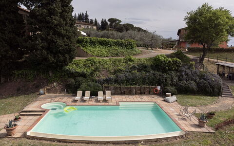 Cottage Botinaccio: Agua, Planta, Propiedad, Cielo, Piscina, Árbol, Nube, Hierba, Rectángulo, Ocio
