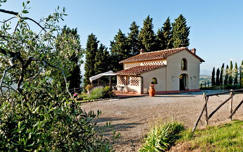 Cottage Botinaccio: Planta, Cielo, Edificio, Propiedad, Ventana, Árbol, Paisaje Natural, Casa, El Terreno Del Lote, Cabaña