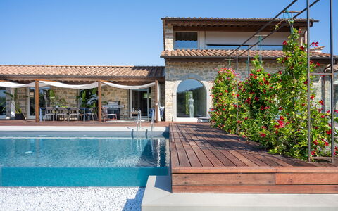 Villa Lilli & Spa: Agua, Planta, Cielo, Propiedad, Flor, Edificio, Piscina, Sombra, Bienes Raíces, Ocio