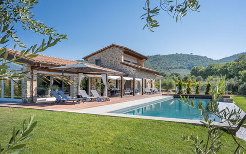 Villa Lilli & Spa: Planta, Cielo, Agua, Propiedad, Edificio, Azur, Árbol, Sombra, Piscina, Mueble Para Exteriores