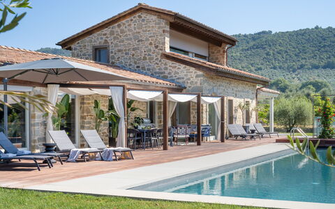 Villa Lilli & Spa: Agua, Cielo, Planta, Propiedad, Edificio, Ventana, Piscina, Árbol, Sombra, Ocio