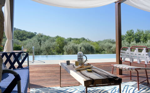 Villa Lilli & Spa: Cielo, Agua, Propiedad, Mesa, Sombra, Madera, Árbol, Mueble Para Exteriores, Diseño De Interiores, Edificio