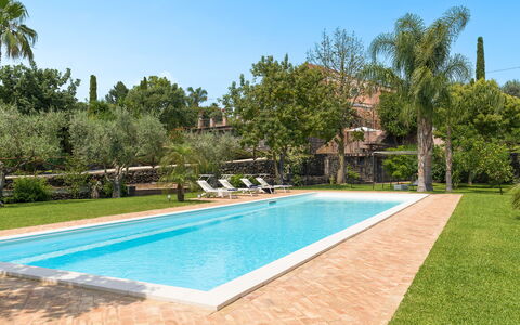 Oasi Verde - Santa Maria La Stella, Sicilia: Agua, Cielo, Planta, Propiedad, Piscina, Naturaleza, Azur, Sombra, Hierba, Árbol