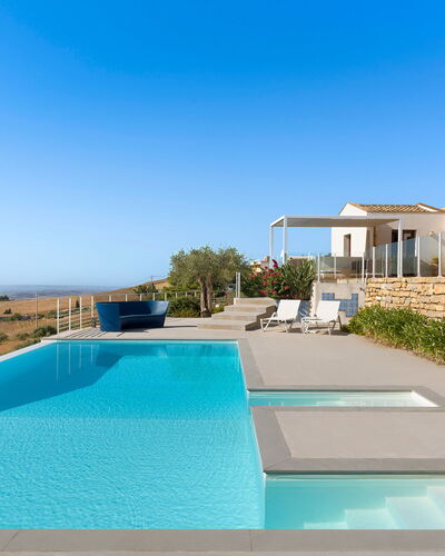 Mirabilia - Tangi, Sicilia: Cielo, Agua, Edificio, Planta, Piscina, Azur, Sombra, Mueble Para Exteriores, Balneario, Ocio