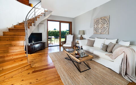 Casa Bedda - Viagrande, Sicilia: Sofá, Mueble, Mesa, Comodidad, Madera, Sala, Planta, Diseño De Interiores, Edificio, Suelo