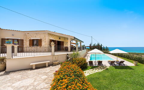 Villa Vistamare - Montallegro, Sicilia: Cielo, Planta, Edificio, Flor, Ventana, Nube, Casa, El Terreno Del Lote, Cabaña, Barrio Residencial