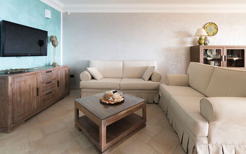Villa Vistamare - Montallegro, Sicilia: Marrón, Mueble, Propiedad, Mesa, Sofá, Gabinetes, Marco, Sala, Comodidad, Encendiendo