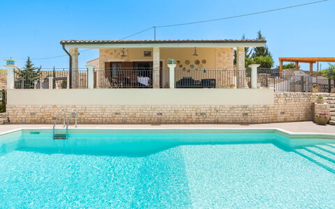 Villa Vistamare - Montallegro, Sicilia: Agua, Cielo, Propiedad, Piscina, Edificio, Azul, Azur, Sombra, Ocio, Material Compuesto