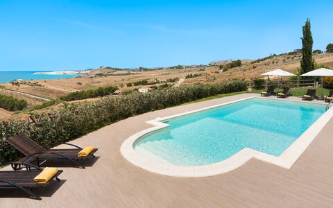 Villa Vistamare - Montallegro, Sicilia: Cielo, Agua, Planta, Propiedad, Edificio, Piscina, Mueble Para Exteriores, Árbol, Condominio, Paisaje