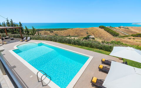 Villa Vistamare - Montallegro, Sicilia: Agua, Cielo, Planta, Edificio, Azur, Piscina, Mueble Para Exteriores, Rectángulo, Sombra, Silla